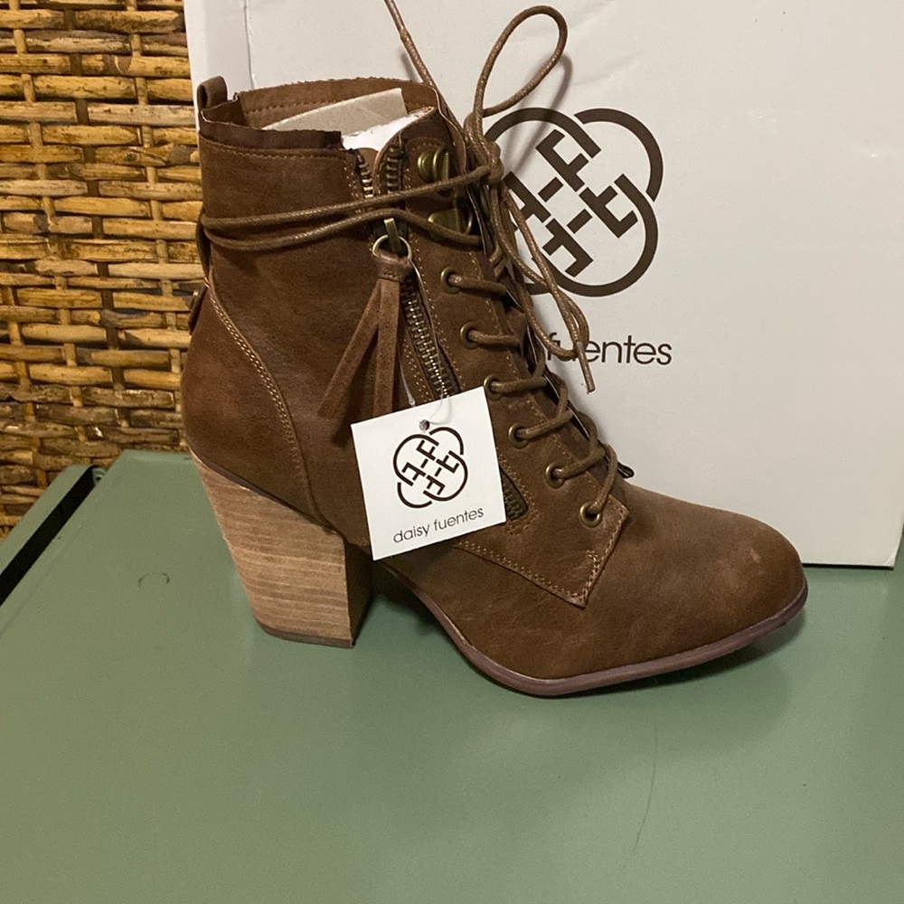 NWB Daisy Fuentes CHARLIE AnkleBoots steampunk western Brown 9m & 7.5m available - Picture 3 of 8